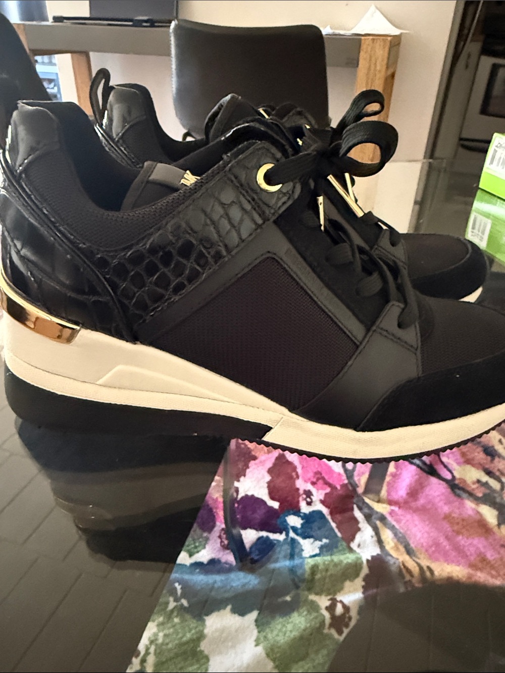 Shoe - Picture 3 of 6